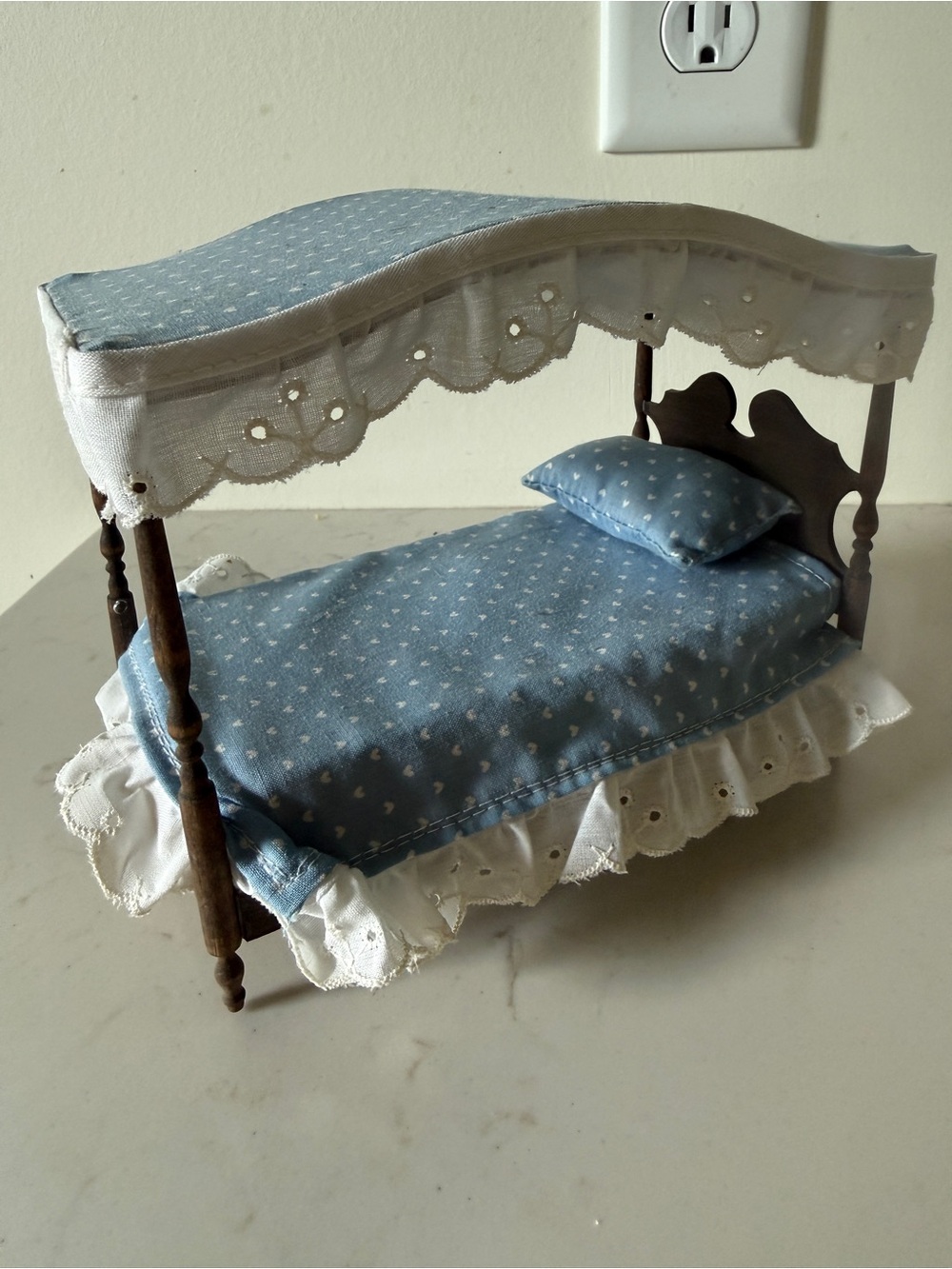 Vintage Dollhouse Minature Canopy Bed with White Eyelet Trim EUC